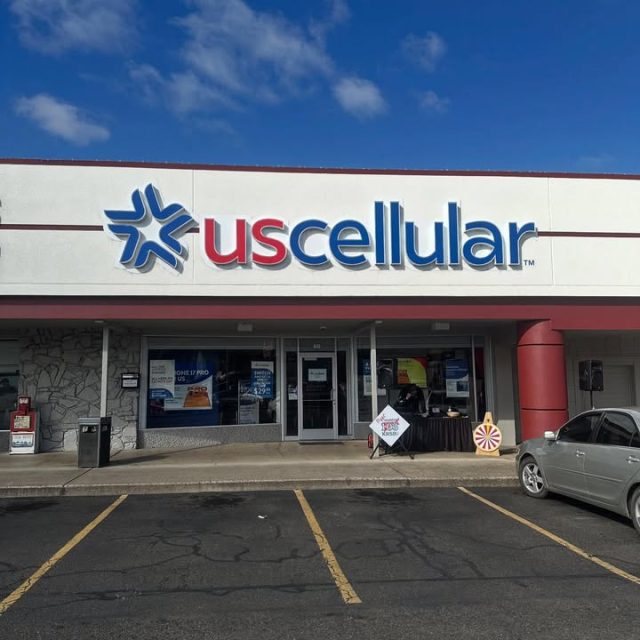 We are all set up down here at US Cellular! We will be here from 11 to 1 live. Come on down and take a spin on the prize wheel, enter to win Maroon 5 tickets and check out all the new phones and deals at US Cellular.