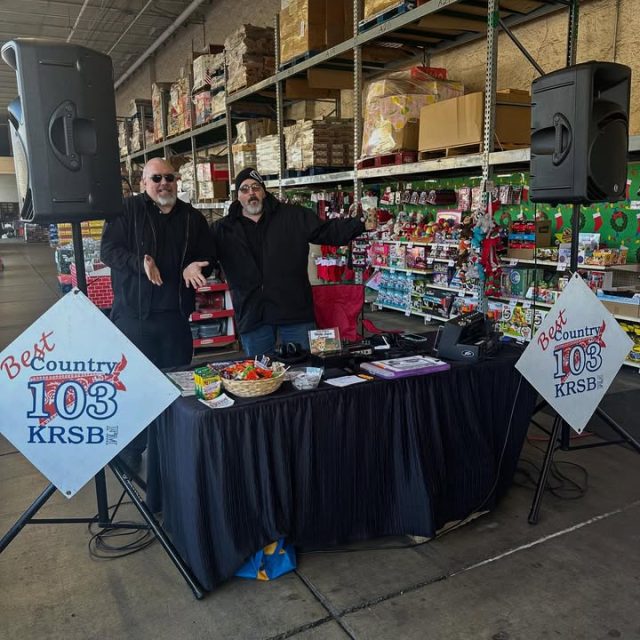 Moon & Grubes are all set up at Sherm’s Thunderbird in Roseburg! We will be live from 1pm to 3pm! Come and get your early Black Friday paper from @nrtoday and enter to win a @_wildlifesafari Encounter! Stop by our booth and say hi to Moon & Grubes, give a shoutout to Da’Roadie and you may be walking away with something more!