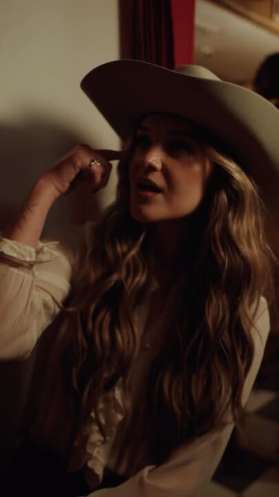 Kelsea is back
