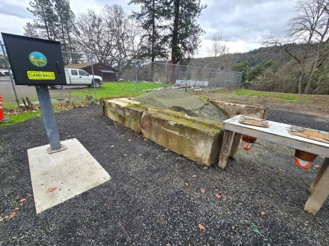 It's been rainy and windy in Roseburg, and according to forecasts, it's not over yet. 

For Roseburg residents worried about flooding from current weather, Roseburg Public Works Department and Roseburg Parks and Recreation staff placed sandbags and sand for use by city residents.

The sand and bags are available 24/7 at the Roseburg Parks Maintenance Shop, located at 1802 NW Stewart Park Drive in Roseburg. According to the press release, this is near the Stewart Park train.

Residents within Roseburg city limits are welcome to bring their own shovels, and must fill and transport the sandbags themselves. The sandbag materials are limited and on a first-come, first-served basis for residents working to protect themselves against flooding.

For More Information Please Visit www.nrtoday.com