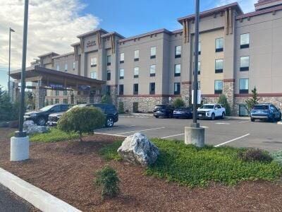 Roseburg’s Hampton Inn and Suites is getting a refreshed look.

Bruce Hanna of Hanna Hospitality told News Radio 93-9 FM and 1240 KQEN that after seven years of busy operation it was time to make some updates. Hanna said rooms at the hotel are getting new paint, wall coverings, and furniture. The fitness center is being updated as well. Hanna said all work should be done by mid-October.

Hampton Inn and Suites remains open while the work is taking place. It is located on Northwest Mulholland Drive, just east of Interstate 5 and right next to the Holiday Inn Express, which opened in January. Both facilities are part of the Hanna Heritage Place, a commercial and hospitality retail center.