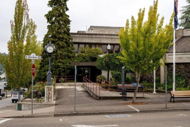 The Roseburg City Council will have a special meeting on Wednesday evening to consider employing a new city manager.

The council will meet in Executive Session, which is closed to the public, at 6:00 p.m. to discuss the matter. At 6:30 p.m. the council will move into a public meeting to take a vote and announce their decision.

For More Information Please Visit www.nrtoday.com